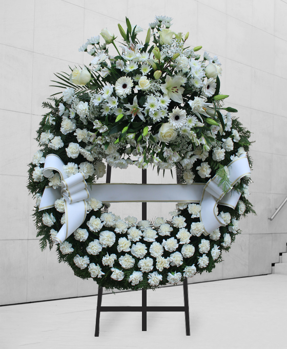 Corona funeraria superior de clavel blanco con lazo